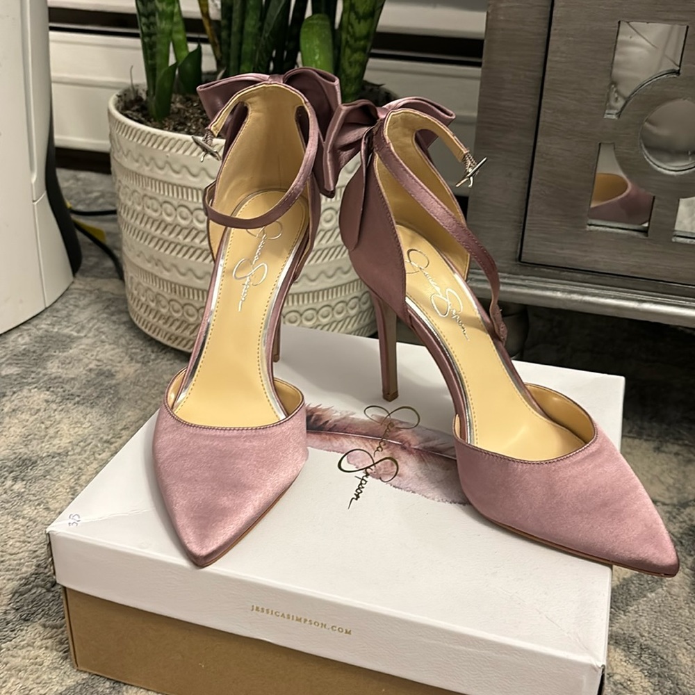 Beautiful, worn once, lavender heels. Great bow detail on the back.